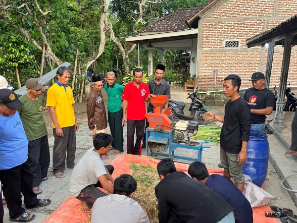 Tingkatkan Pemberdayaan Masyarakat, Mahasiswa KKN Mandiri IAIRM Ngabar Fasilitasi Pelatihan Peternakan Modern